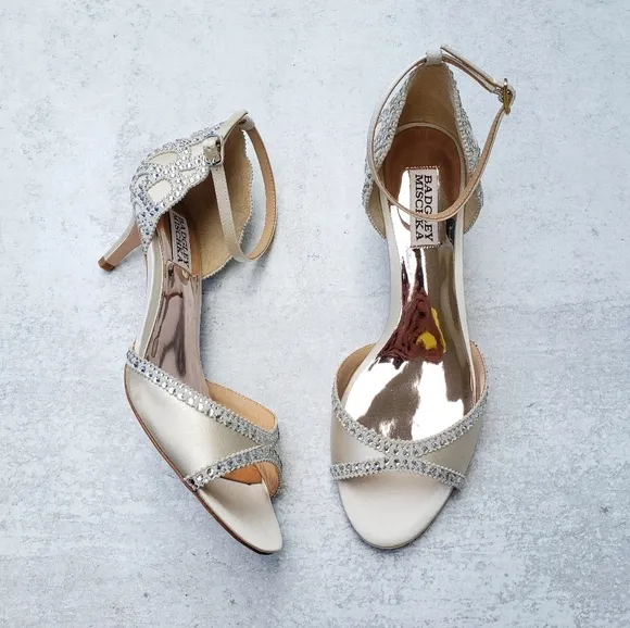 Badgley Mischka Gillian Jeweled Ivory Satin Dress Sandal Heels Sz 8 Bride