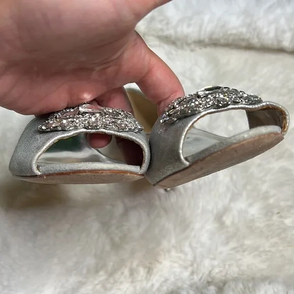 Badgley Mischka Metallic silver Kitten Heels w/ Crystal embellishment SZ 8