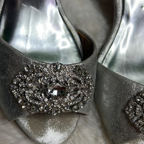 Badgley Mischka Metallic silver Kitten Heels w/ Crystal embellishment SZ 8