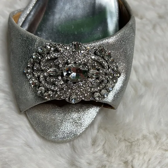 Badgley Mischka Metallic silver Kitten Heels w/ Crystal embellishment SZ 8