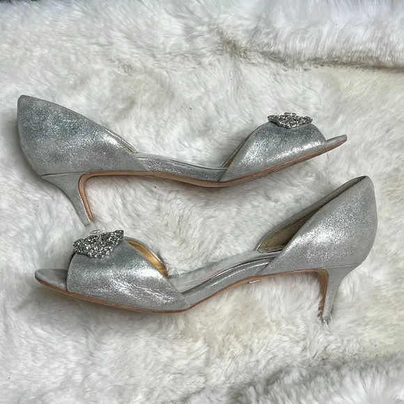 Badgley Mischka Metallic silver Kitten Heels w/ Crystal embellishment SZ 8