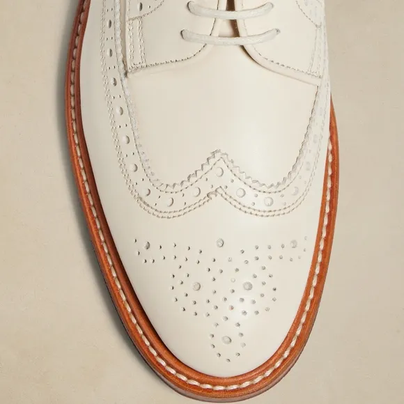 Banana Republic Cream Oxfords with Wingtip Brogue Detailing Women