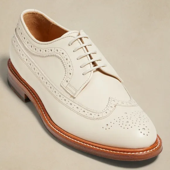 Banana Republic Cream Oxfords with Wingtip Brogue Detailing Women