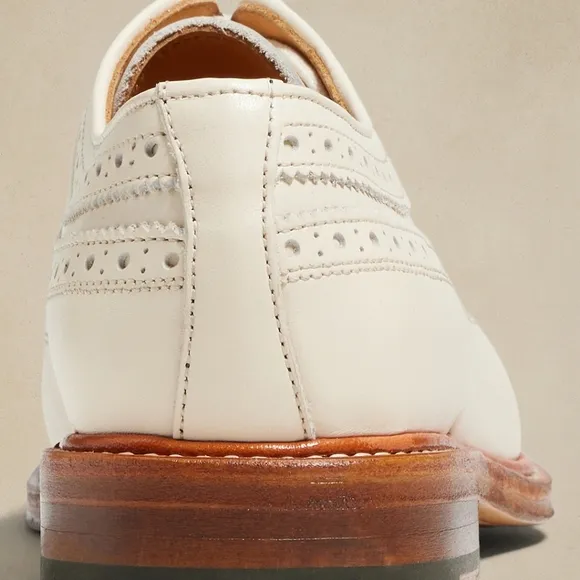 Banana Republic Cream Oxfords with Wingtip Brogue Detailing Women