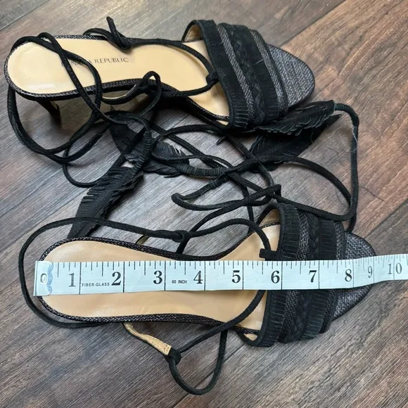 Banana Republic Kitten Heels in Size 6