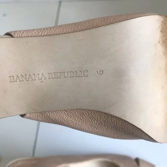 Banana Republic Leather Slingback Shoes. Size 9