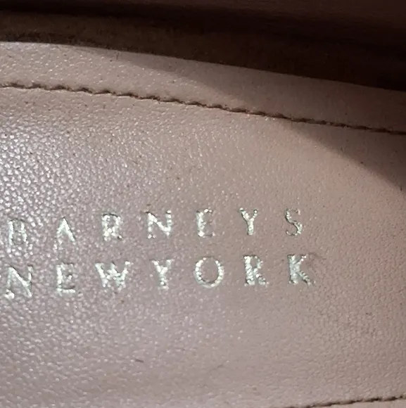 Barneys New York Tan Slip On Mules.)    Size 6 (35,5)