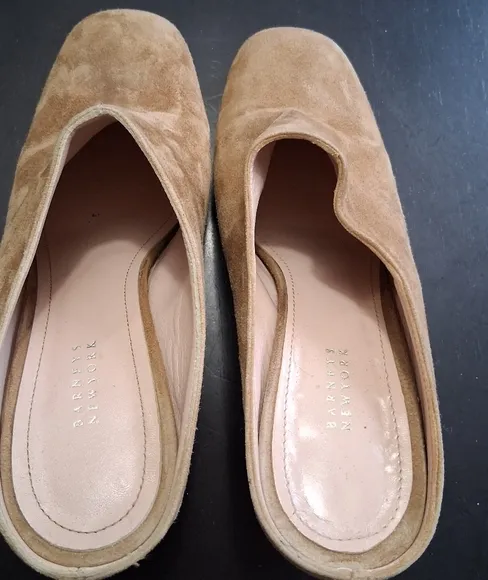 Barneys New York Tan Slip On Mules.)    Size 6 (35,5)