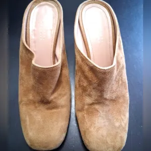 Barneys New York Tan Slip On Mules.)    Size 6 (35,5)