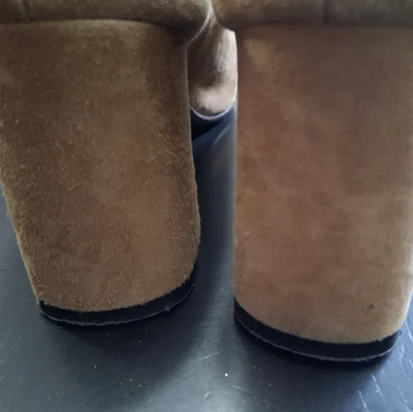 Barneys New York Tan Slip On Mules.)    Size 6 (35,5)