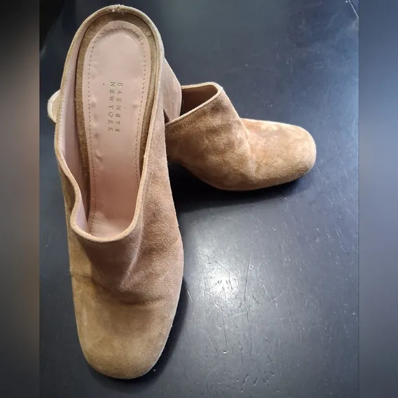 Barneys New York Tan Slip On Mules.)    Size 6 (35,5)