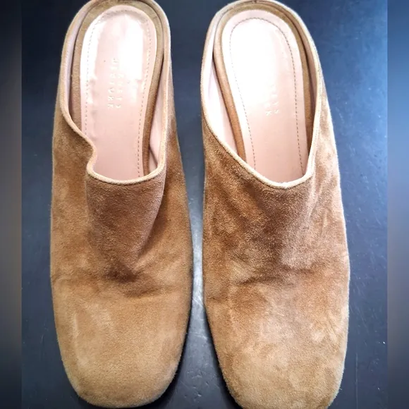 Barneys New York Tan Slip On Mules.)    Size 6 (35,5)