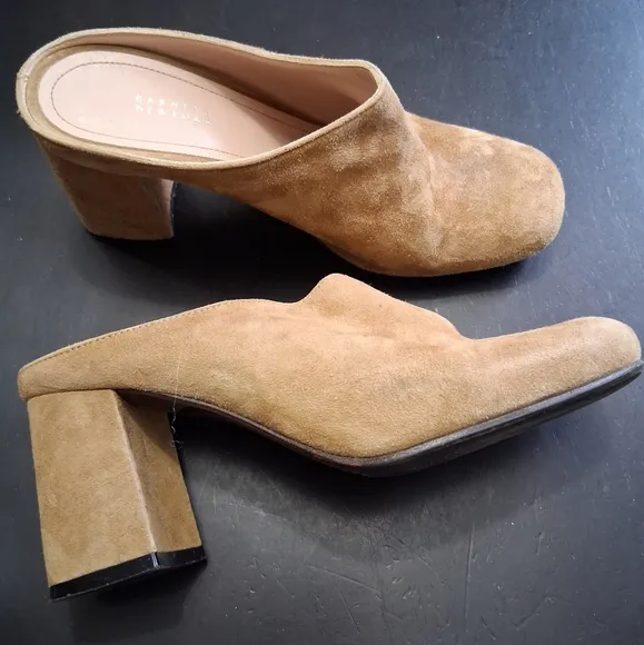 Barneys New York Tan Slip On Mules.)    Size 6 (35,5)