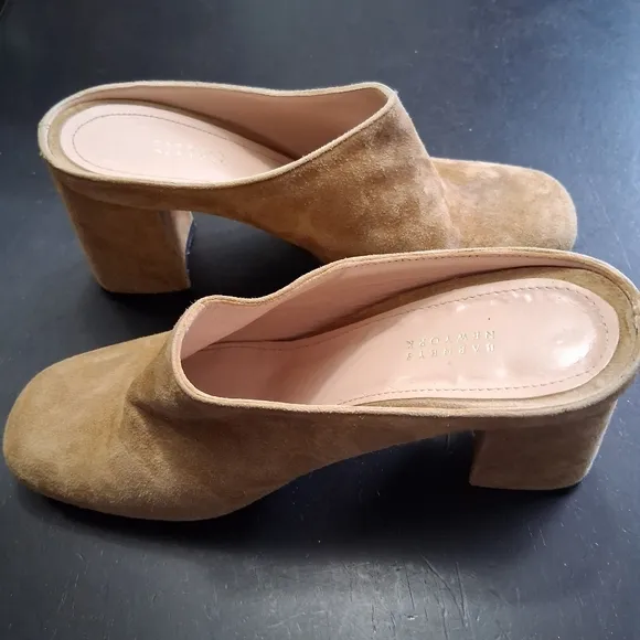 Barneys New York Tan Slip On Mules.)    Size 6 (35,5)