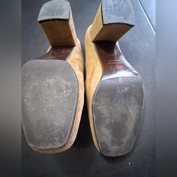 Barneys New York Tan Slip On Mules.)    Size 6 (35,5)