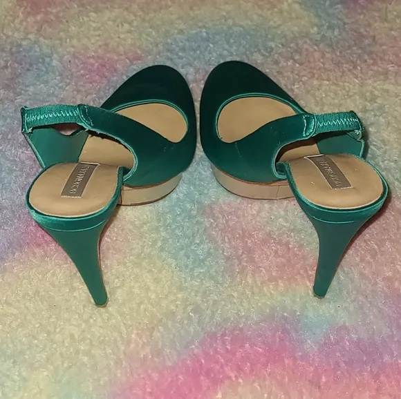 BCBG MAX AZRIA Green Satin Platform Heels Sz 7.5