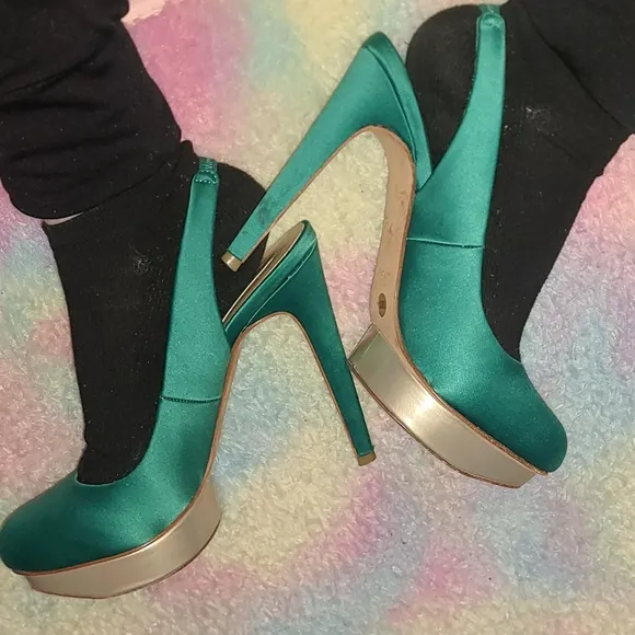 BCBG MAX AZRIA Green Satin Platform Heels Sz 7.5