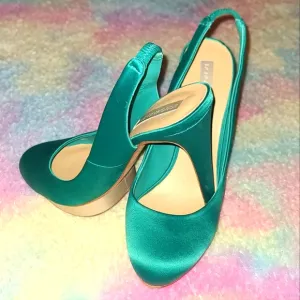 BCBG MAX AZRIA Green Satin Platform Heels Sz 7.5