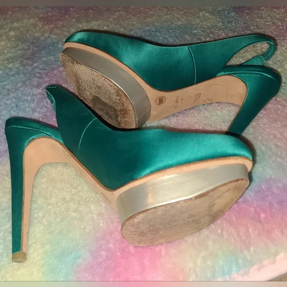 BCBG MAX AZRIA Green Satin Platform Heels Sz 7.5