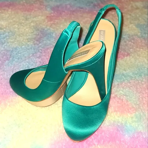 BCBG MAX AZRIA Green Satin Platform Heels Sz 7.5
