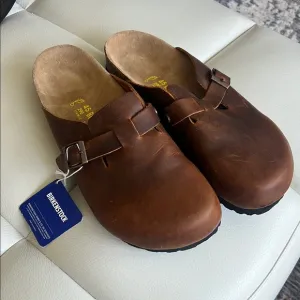 Birkenstock Men's Brown Clogs