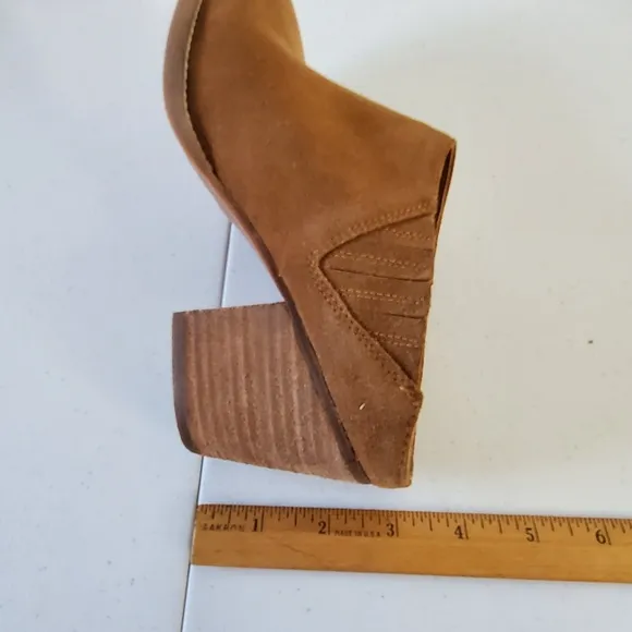 Blondo Waterproof Norwich Mules Size 8.5 Camel Suede Slip-on Stacked Heel Clogs