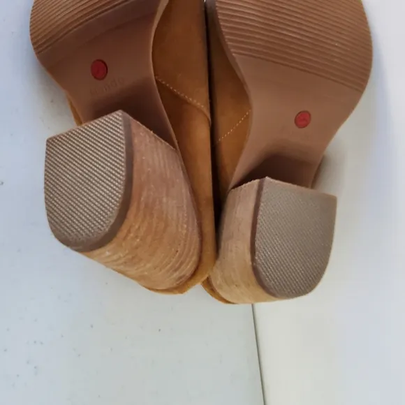 Blondo Waterproof Norwich Mules Size 8.5 Camel Suede Slip-on Stacked Heel Clogs