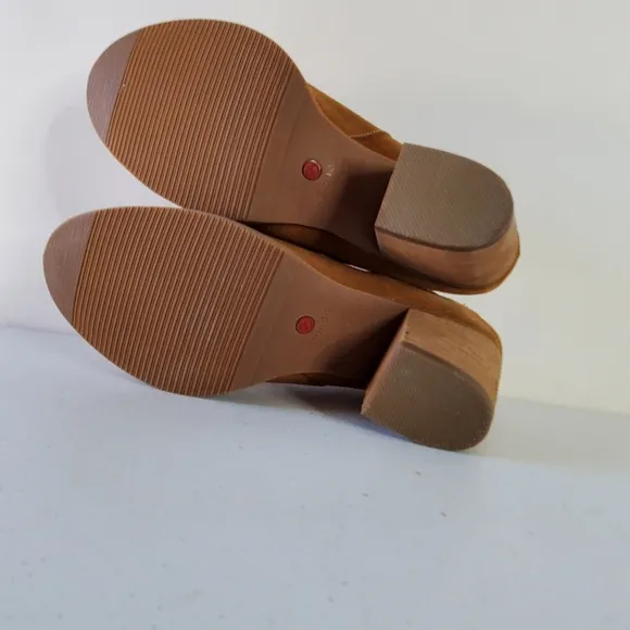 Blondo Waterproof Norwich Mules Size 8.5 Camel Suede Slip-on Stacked Heel Clogs