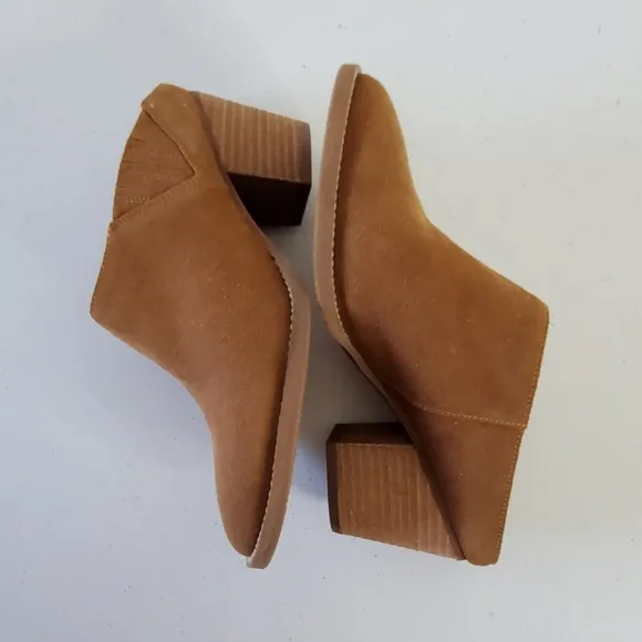 Blondo Waterproof Norwich Mules Size 8.5 Camel Suede Slip-on Stacked Heel Clogs
