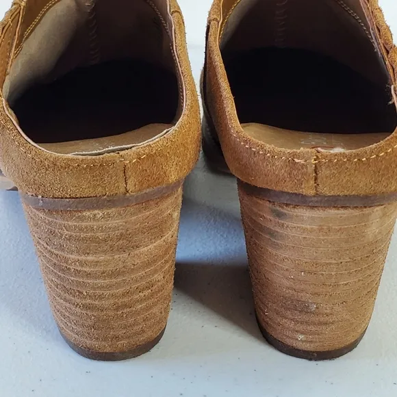 Blondo Waterproof Norwich Mules Size 8.5 Camel Suede Slip-on Stacked Heel Clogs