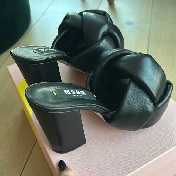 BNIB NEVER WORN BLACK MSGM Leather mules