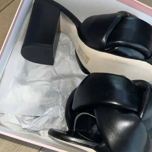 BNIB NEVER WORN BLACK MSGM Leather mules