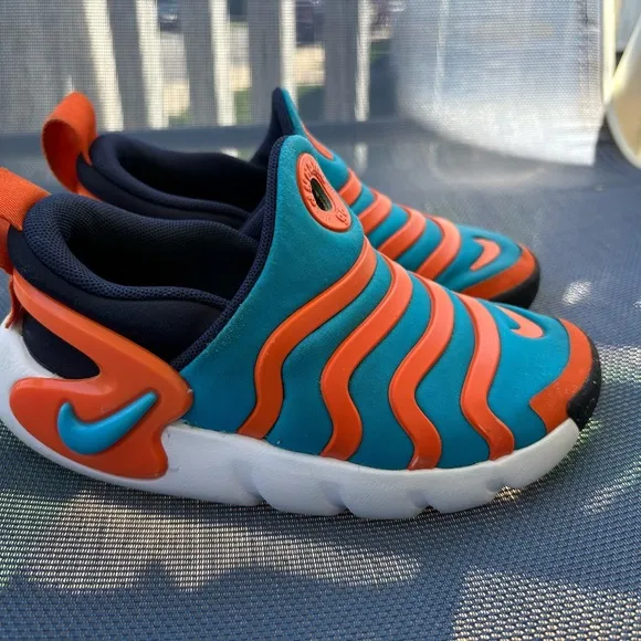 Boys 12c orange and blue Nike Dynamo Go Flyease