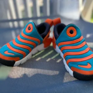 Boys 12c orange and blue Nike Dynamo Go Flyease