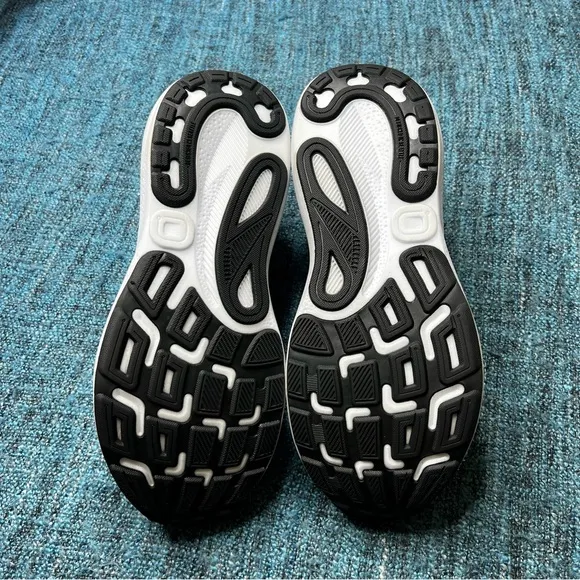 Brooks Adrenaline GTS 24 Running Shoes in Black White