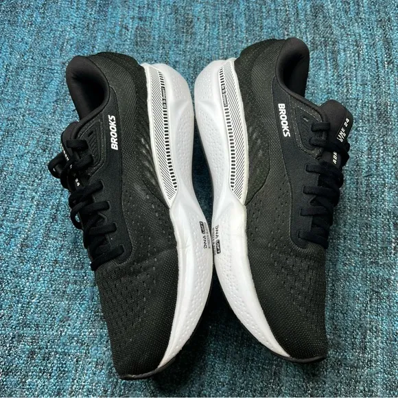 Brooks Adrenaline GTS 24 Running Shoes in Black White