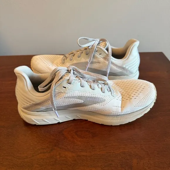 Brooks Anthem 5 White/Grey Size 8.5