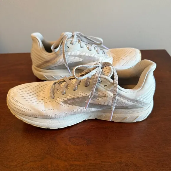 Brooks Anthem 5 White/Grey Size 8.5