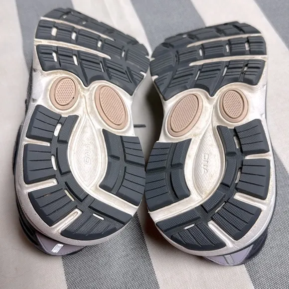 Brooks Dyad 11 Women’s Gray and White Activewear Running Shoes Size 7.5 Gray