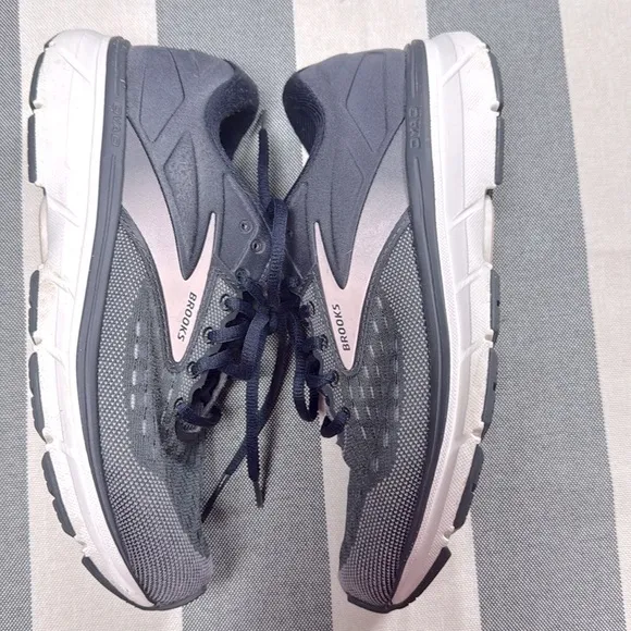 Brooks Dyad 11 Women’s Gray and White Activewear Running Shoes Size 7.5 Gray