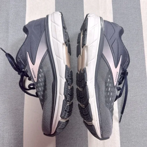 Brooks Dyad 11 Women’s Gray and White Activewear Running Shoes Size 7.5 Gray