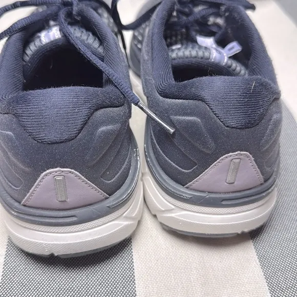 Brooks Dyad 11 Women’s Gray and White Activewear Running Shoes Size 7.5 Gray