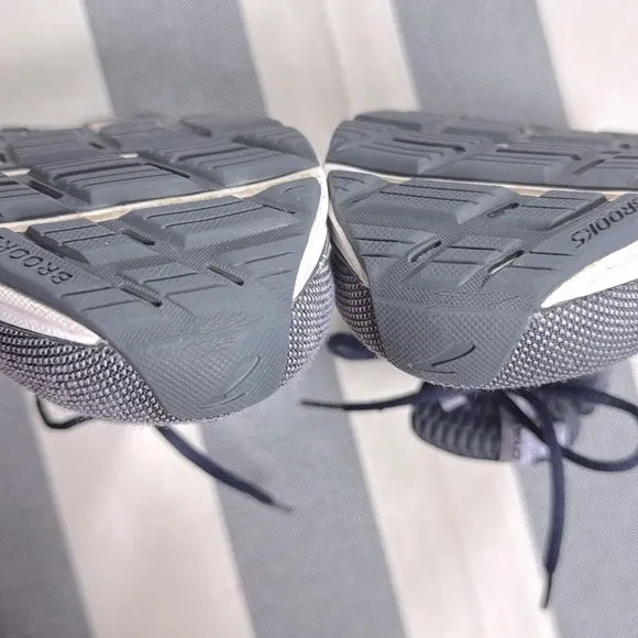 Brooks Dyad 11 Women’s Gray and White Activewear Running Shoes Size 7.5 Gray