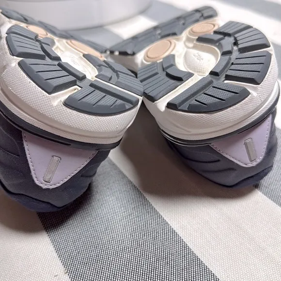 Brooks Dyad 11 Women’s Gray and White Activewear Running Shoes Size 7.5 Gray