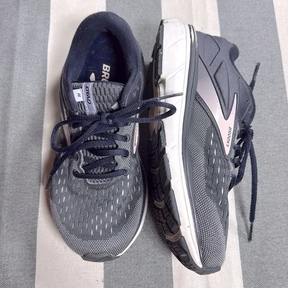 Brooks Dyad 11 Women’s Gray and White Activewear Running Shoes Size 7.5 Gray