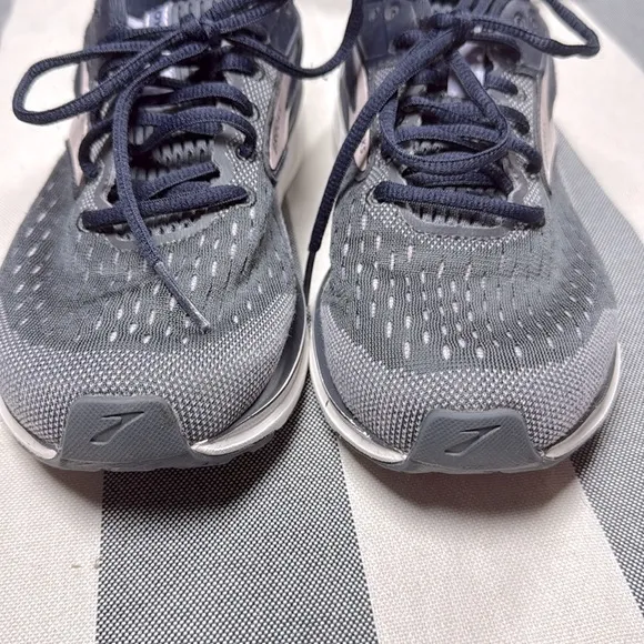 Brooks Dyad 11 Women’s Gray and White Activewear Running Shoes Size 7.5 Gray