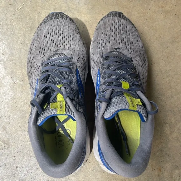 Brooks Ghost 11 running shoes size 10 2E