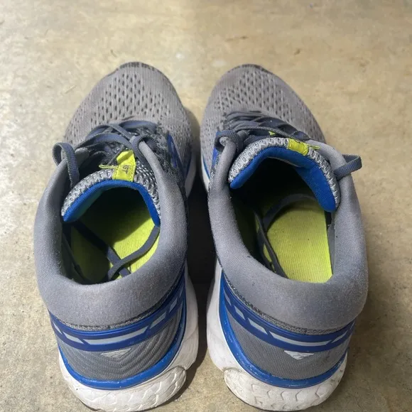 Brooks Ghost 11 running shoes size 10 2E