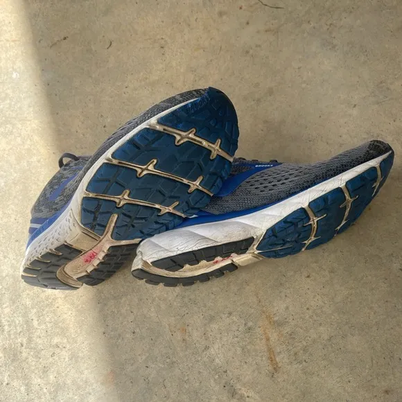 Brooks Ghost 11 running shoes size 10 2E