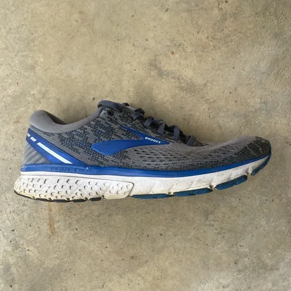 Brooks Ghost 11 running shoes size 10 2E